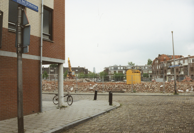 605931 Gezicht op het terrein van de gesloopte huizen aan de Busken Huetstraat en de Alberdingk Thijmstraat te Utrecht, ...